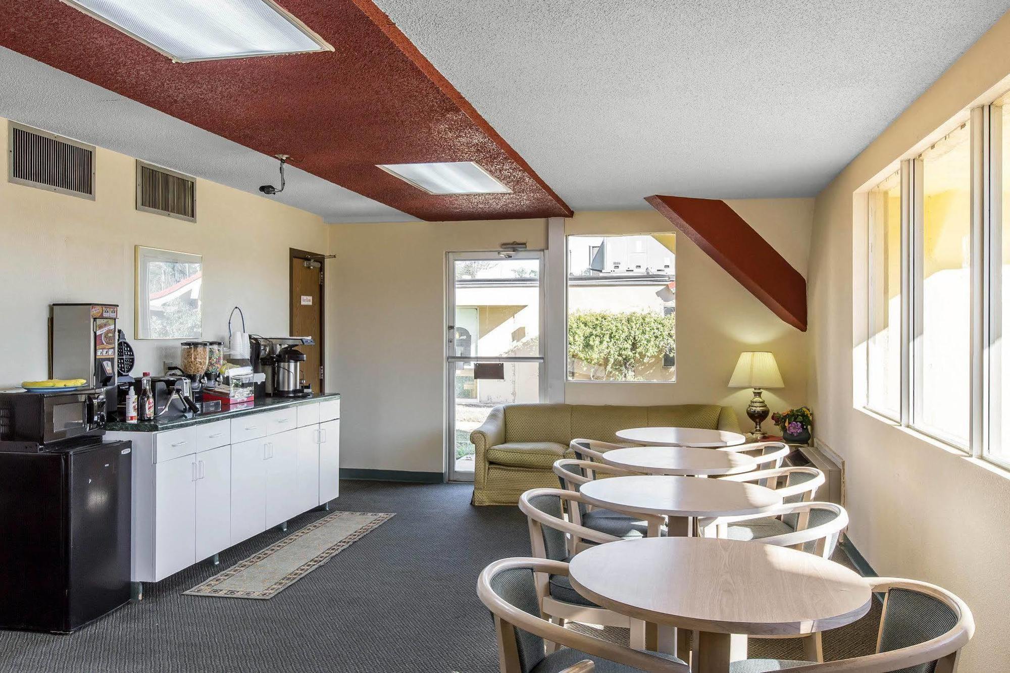 Travelodge By Wyndham פורסית' מראה חיצוני תמונה