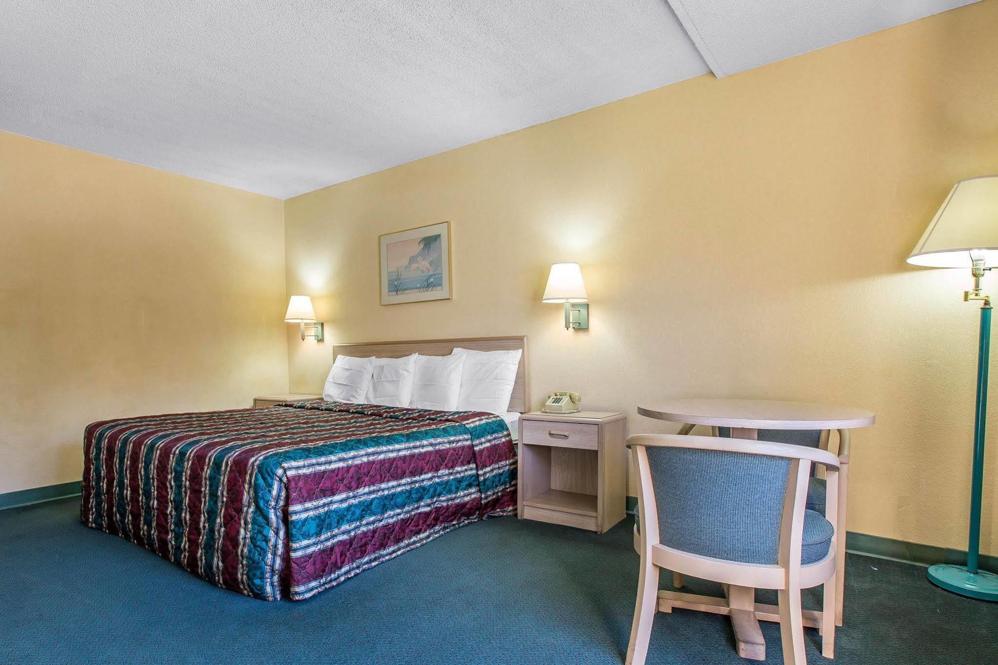 Travelodge By Wyndham פורסית' מראה חיצוני תמונה